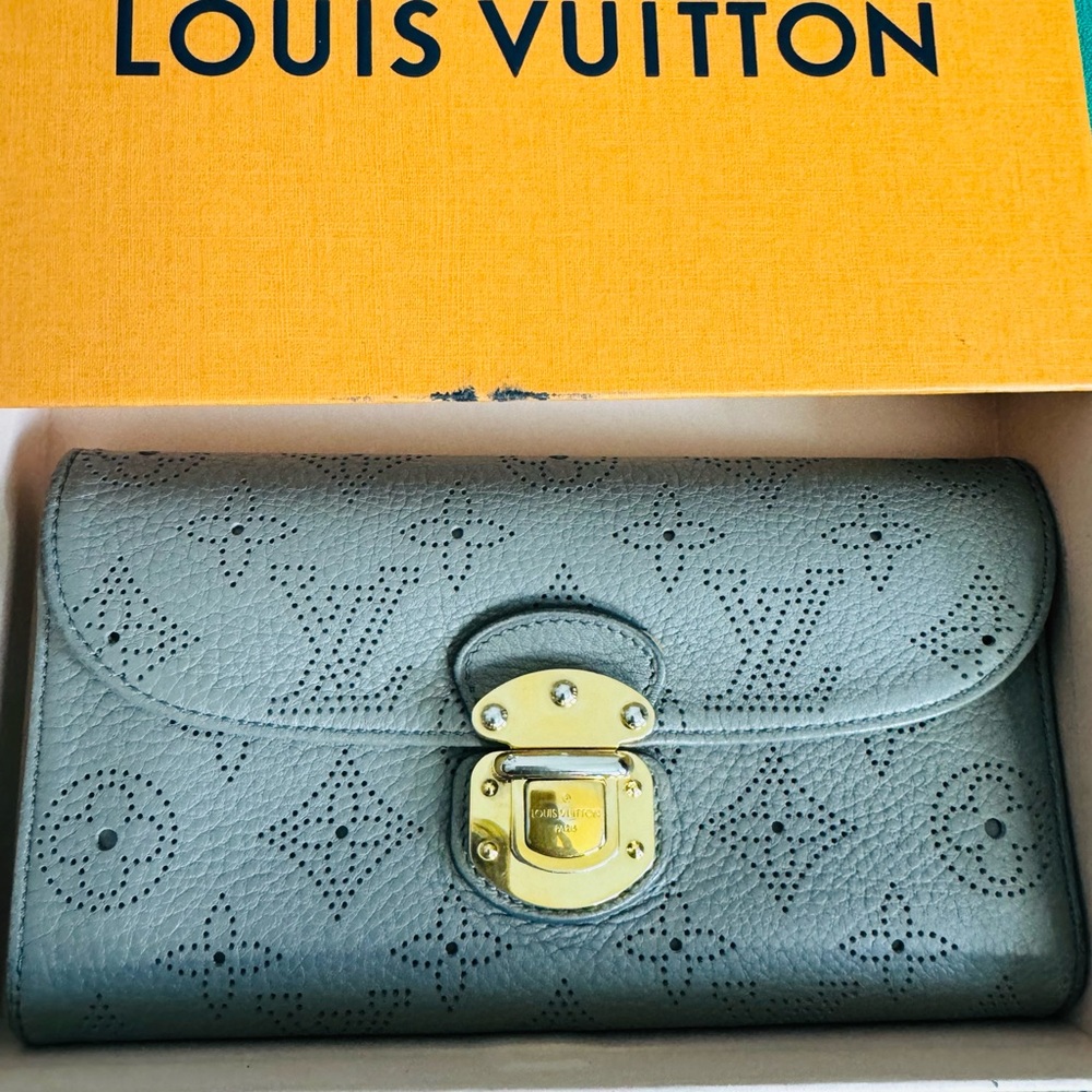 Louis Vuitton EUC Mahina Laser Cut Gray Wallet Full Inclusion